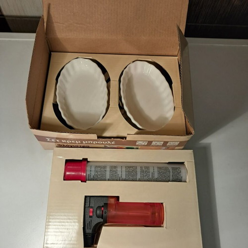 Crème Brûlée Set for 4 with Ramekins, Kitchen Torch, Gas Bottle, and Recipe