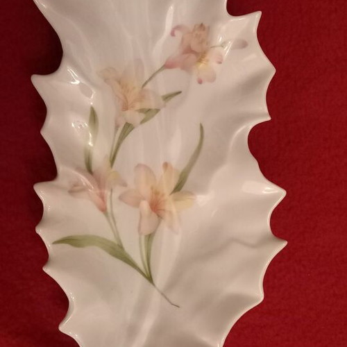 Decorative leaf-shaped object from Limoges porcelain like new