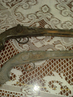 Δύο παιδικά παιχνίδια αντίκες μεταχειρισμένα, μεταλλικά βαριά πιστόλια