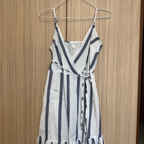 H&M summer dress like new, wrap with white and blue stripes, size S