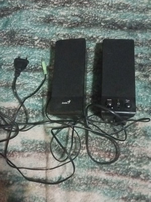 Pc speakers like new with 220V power and headphone jack
