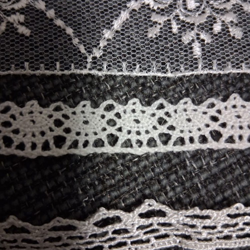 Machine lace set like new, mixed lengths and colors