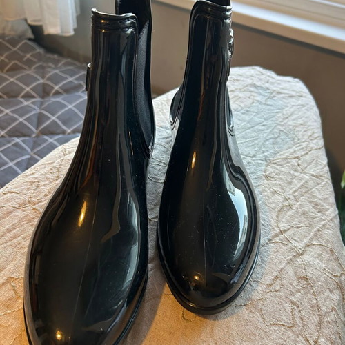 Black rubber Chelsea rain boots, size 40