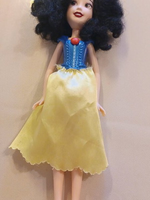 Hasbro Disney Princess Snow White doll used with belt