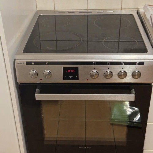 United UFV-68289TP ceramic stove like new, inox color