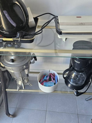 Τραπέζι τηλεόρασης βίντατζ με δύο γυάλινα ράφια μεταχειρισμένο