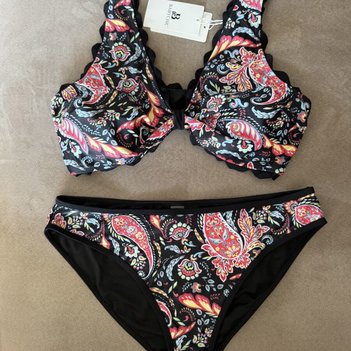 Boho bikini set new with paisley pattern and scallop details, size XL