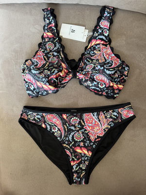 Boho bikini set new with paisley pattern and scallop details, size XL