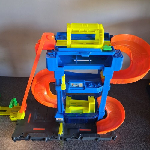 Hot Wheels City playset like new with Stunt Garage and Downtown Tune Up Shop