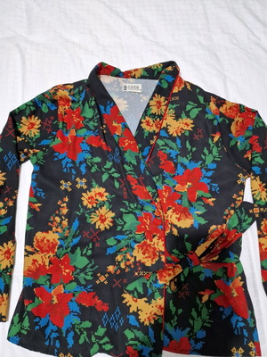 Karavan wrap shirt like new, black and red, size M