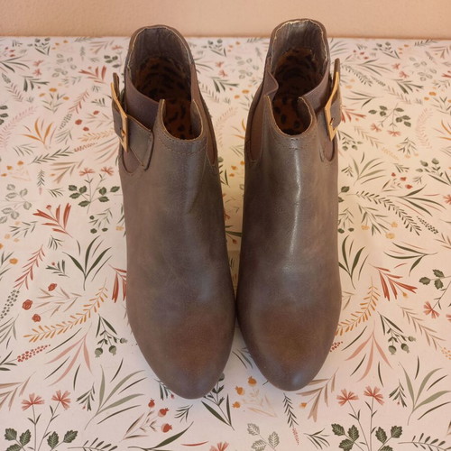 Women's grey boots with platform and gold buckle, used, size 39