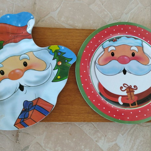 Plastic Christmas plates Santa Claus like new, set of 2
