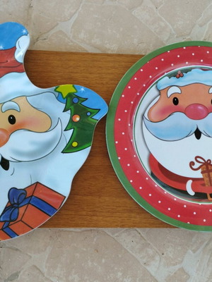 Plastic Christmas plates Santa Claus like new, set of 2