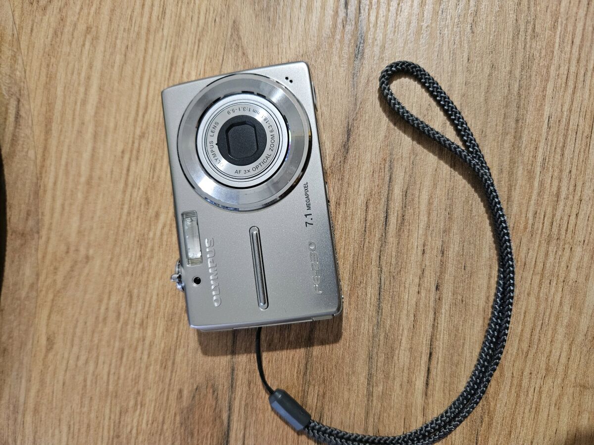 Olympus FE 230 digital camera like new - € 85,00 - Vendora.cy