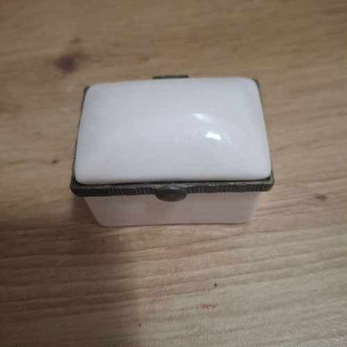Vintage pink porcelain jewelry box like new