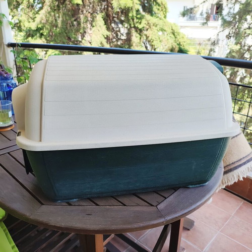 Dog house used for small dog or cat, dimensions 40x40x60 cm