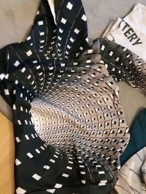 Illusion hoodies set of 2 like new, with hood
