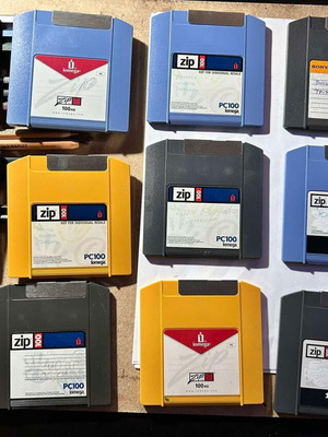ГОЛЯМО ПАКЕТ IOMEGA ZIP 11 ДИСКА 10 КУТИЙ 4 МАШИНИ ВСИЧКО ЗАЕДНО ПАКЕТ