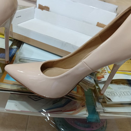 Botinelli cream patent leather pumps size 36 like new