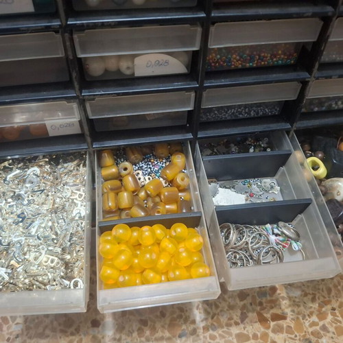 Plastic organizer drawer with 33 compartments and large bead stock, like new
