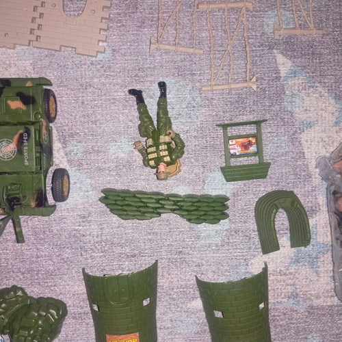 Military toy soldiers, pack of six, plastic