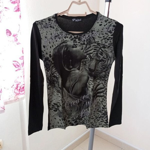 Long-sleeve blouse like new with woman and leopard print