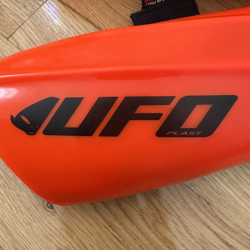 UFO elbow protectors for competitive skiing