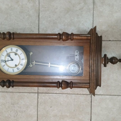 Wooden wind-up pendulum clock used with Asso mechanism