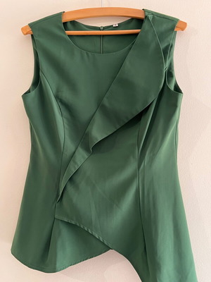 Sleeveless blouse like new, cypress color, size M
