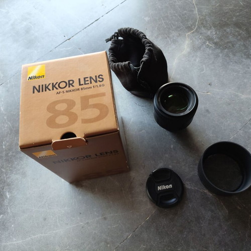 Nikon AF-S NIKKOR 85mm f/1.8G lens like new