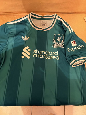 Liverpool jersey like new, XL fitting large