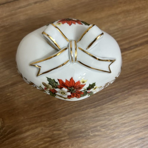 Porcelain decorative box Quality Limoges Christmas, like new
