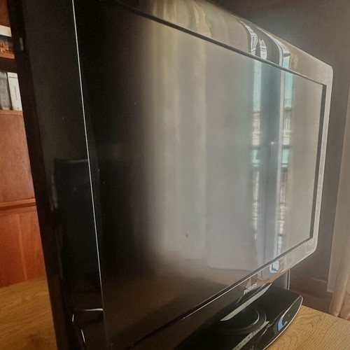 Philips 32-inch TV like new with remote control