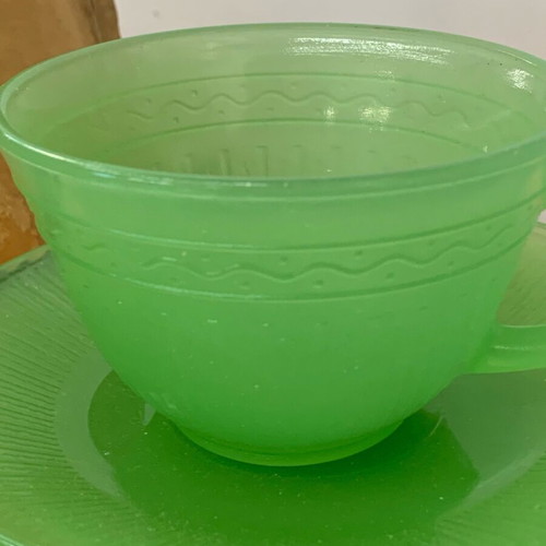 Set of 6 cups with design and saucers new