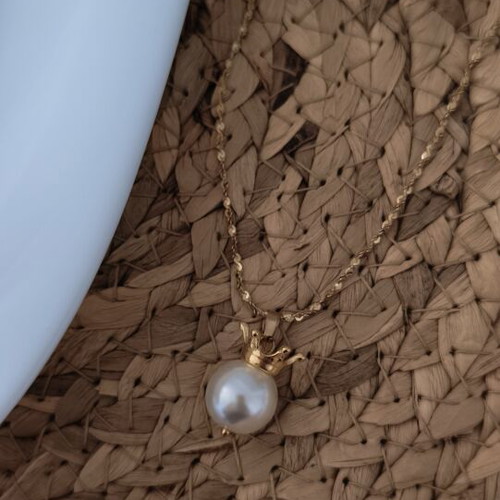 Pearl necklace with crown pendant