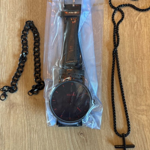 Watch new with gift accessories