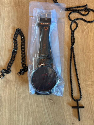 Watch new with gift accessories