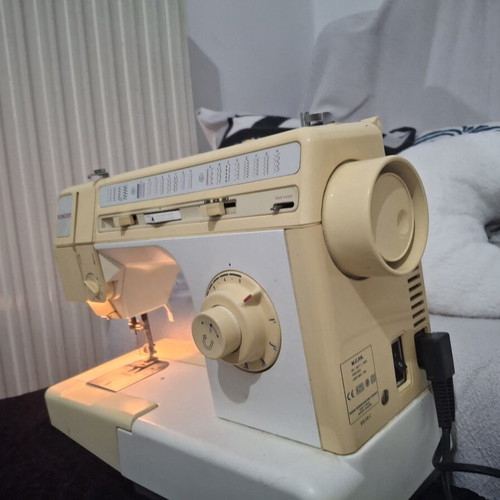 Singer vintage sewing machine used, works normally