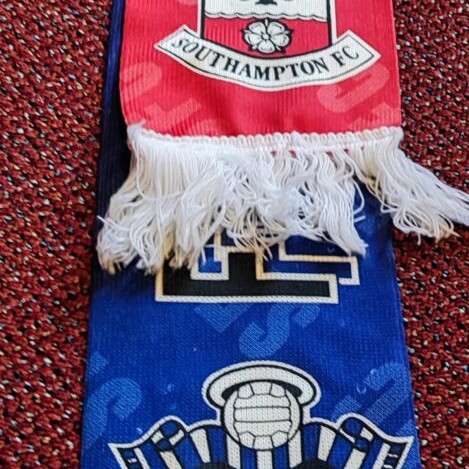 Southampton collectible scarf like new, authentic