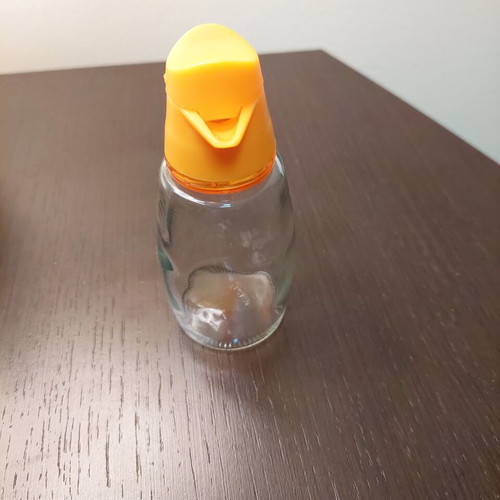Herevin glass jug for olive oil and vinegar like new with plastic lid
