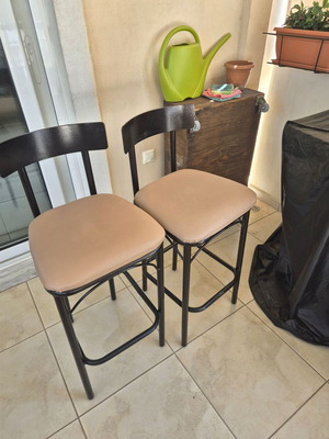 Bar stools set of 2, like new, metal frame