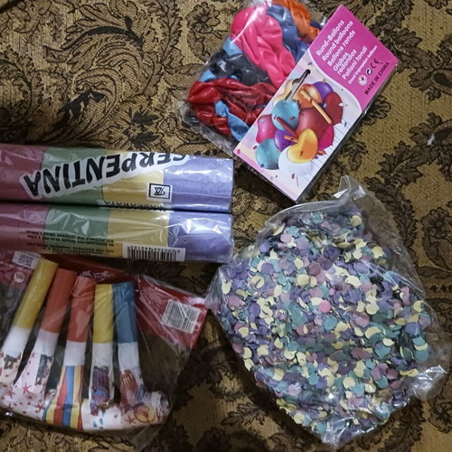 Carnival items new, set of 5 streamers, confetti, balloons