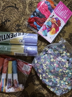 Carnival items new, set of 5 streamers, confetti, balloons