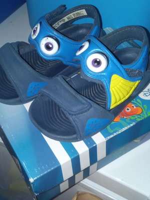 Children's beach sandals size 22 like new
