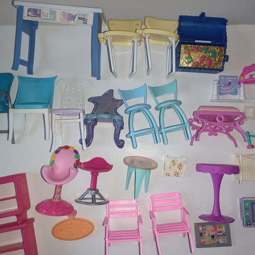 Barbie furniture set, many pieces, excellent condition