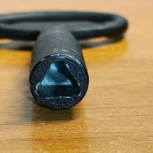 Triangular key with carabiner like new, universal 3-sided