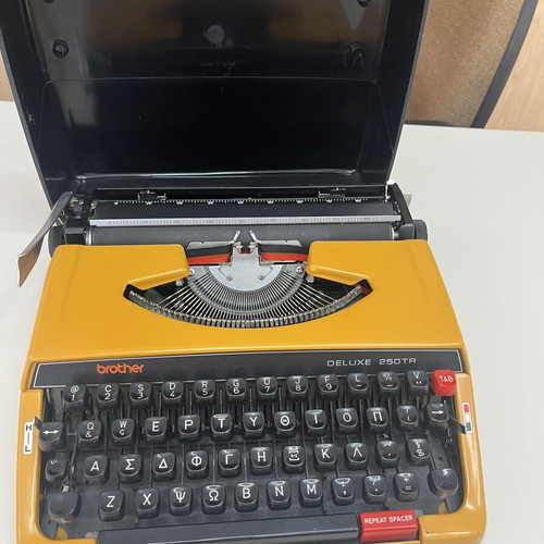 Brother Deluxe 250TR typewriter used with Greek keyboard and case