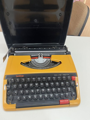 Γραφομηχανή Brother Deluxe 250TR μεταχειρισμένη με ελληνικό πληκτρολόγιο και καπάκι
