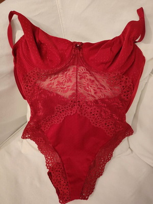 Women's lace bodysuit Spanish made 80B like new, burgundy