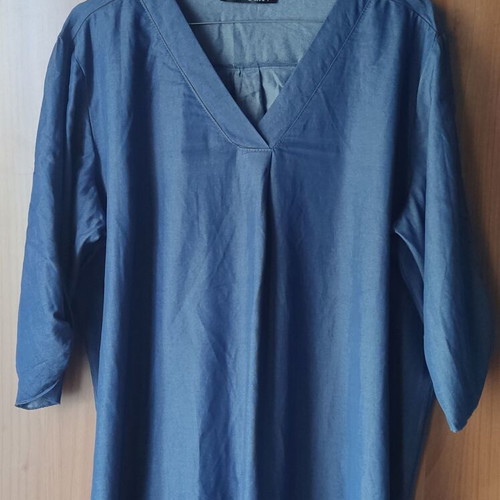 V-neck denim shirt plus size like new from Pretty Jusy